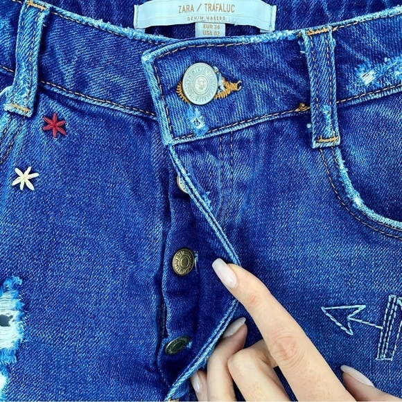 ZARA Embroidered Distressed
Ripped Denim Jean Shorts Frayed Hem, sz 2 - Picture 7 of 15